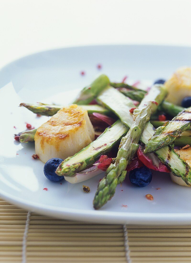 Grüner Spargel mit Seeteufelmedaillon