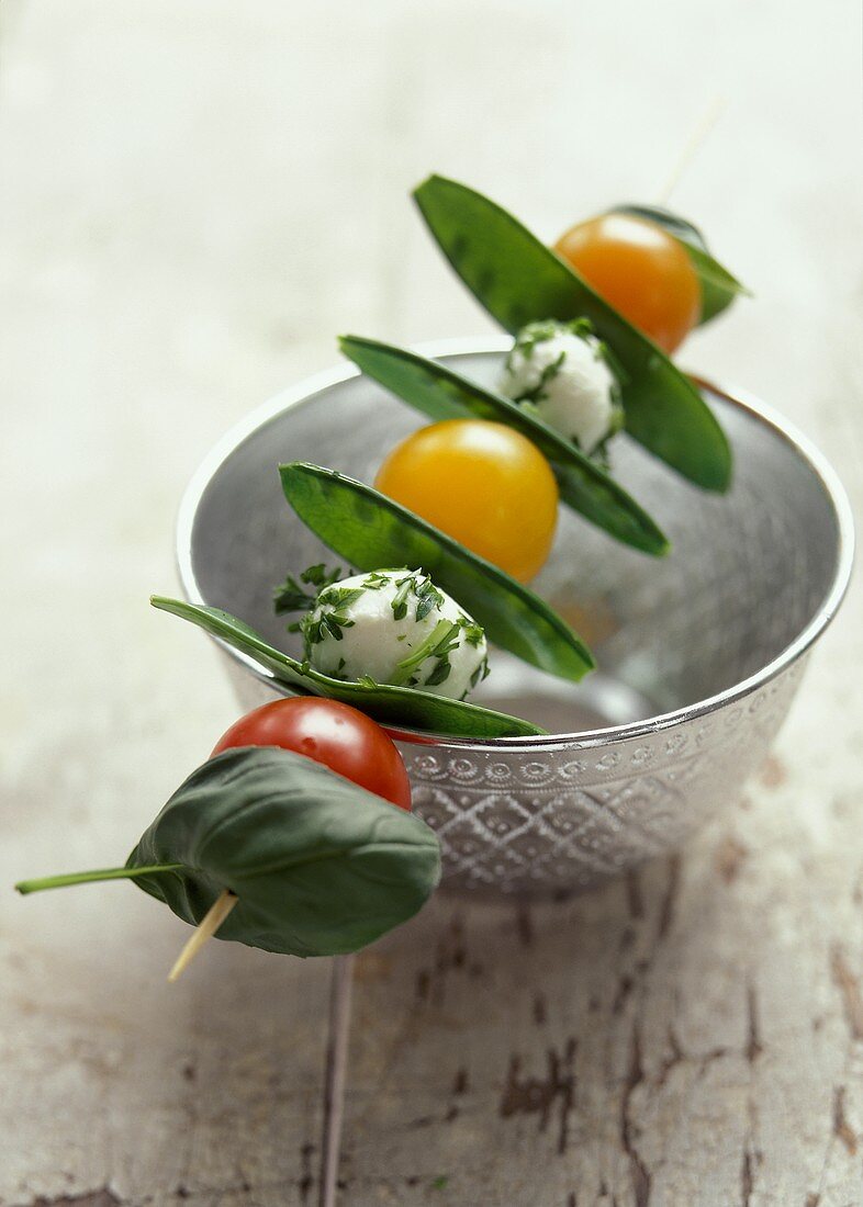 Tomaten-Mozzarella-Spiesschen mit Zuckerschoten