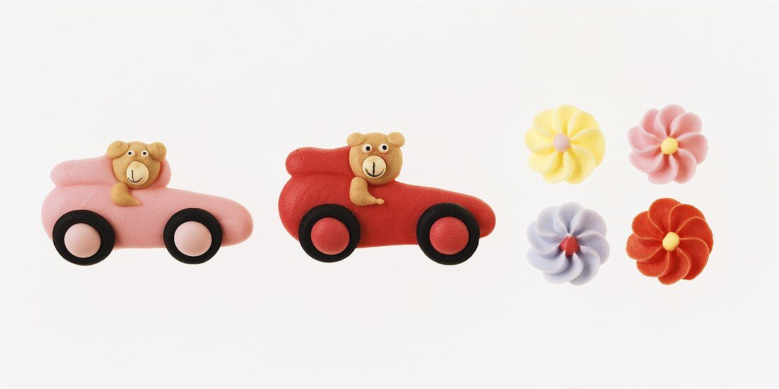 Süsse Tortenverzierungen: Zuckerblumen, Marzipanbär im Auto