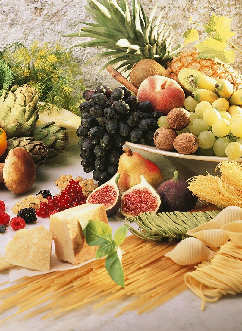 Früchtestilleben mit Parmesan, Nudeln und Nüssen