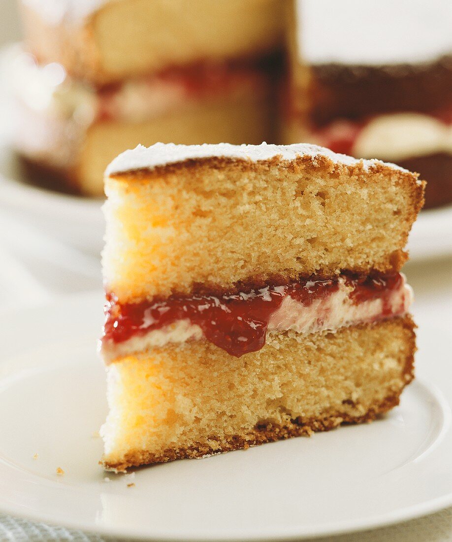 Ein Stück Victoria Sponge Cake (Biskuitkuchen, England)