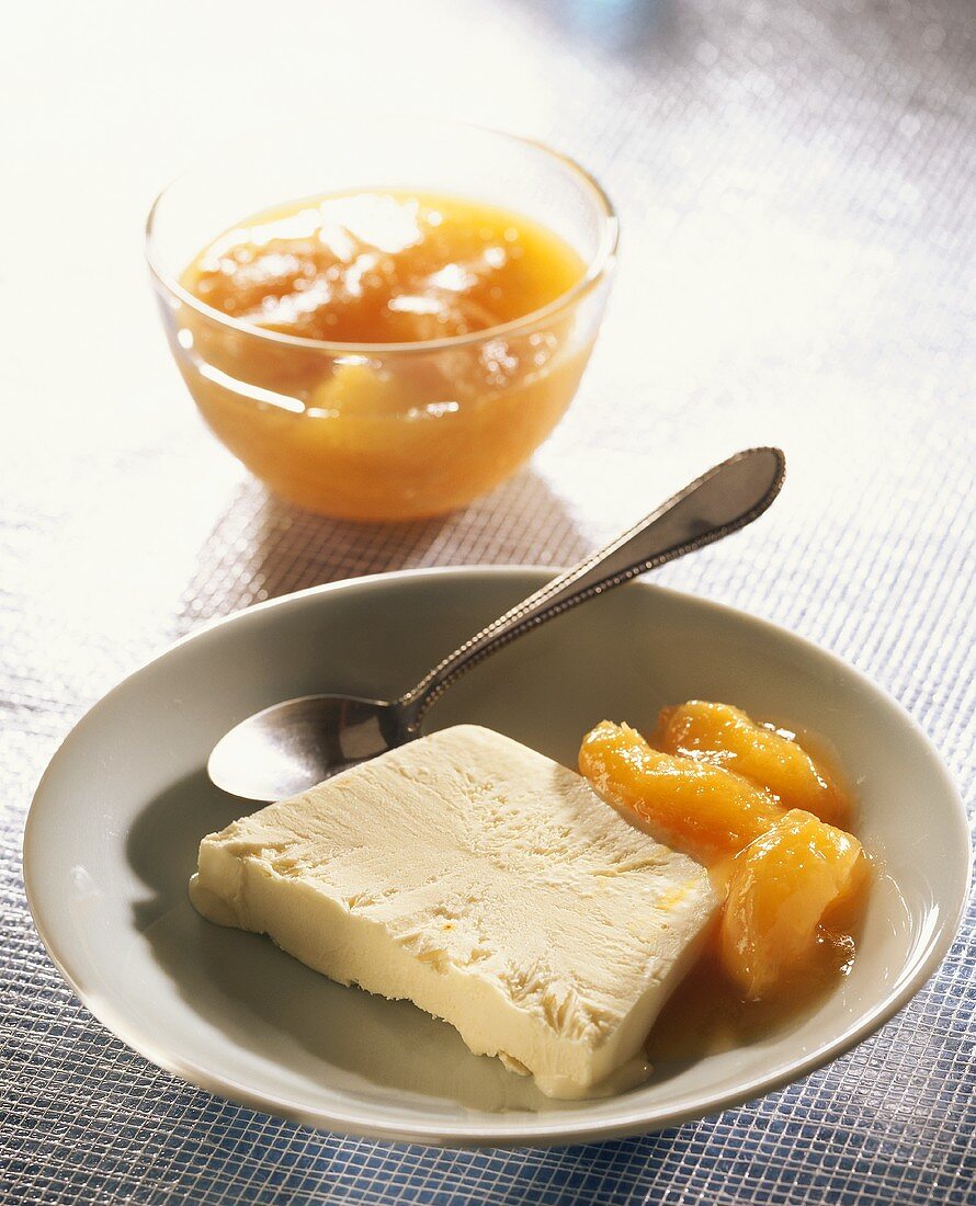 Vanilla ice cream with apricot compote