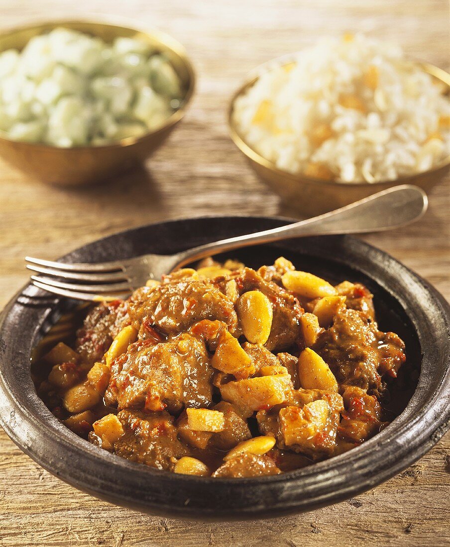 Lammcurry mit Mandeln, Reis und Gurkensalat