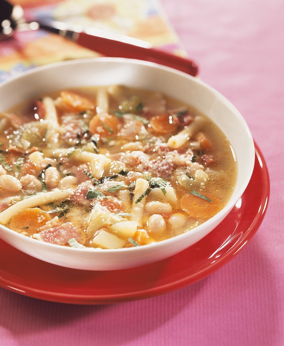 Bohnensuppe mit Schinken und Makkaroni