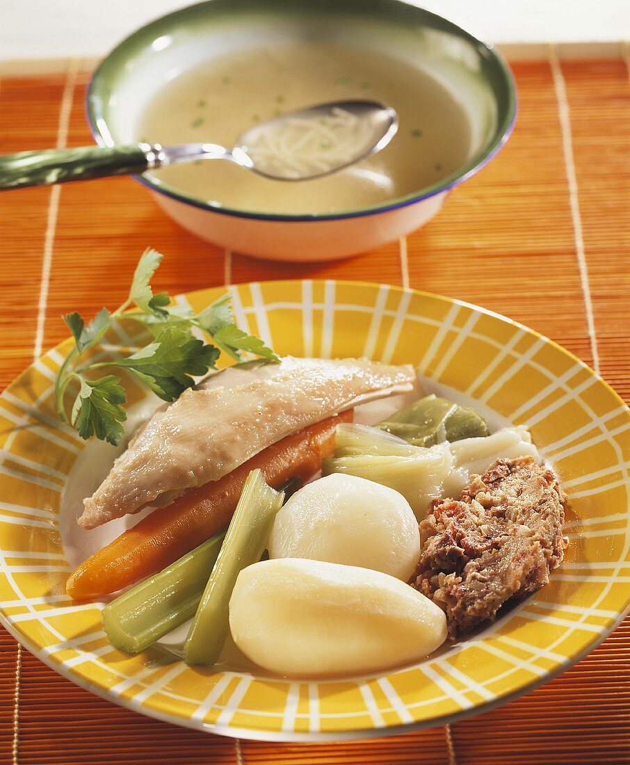 Gefülltes Huhn, Gemüse und Kartoffeln aus dem Suppentopf