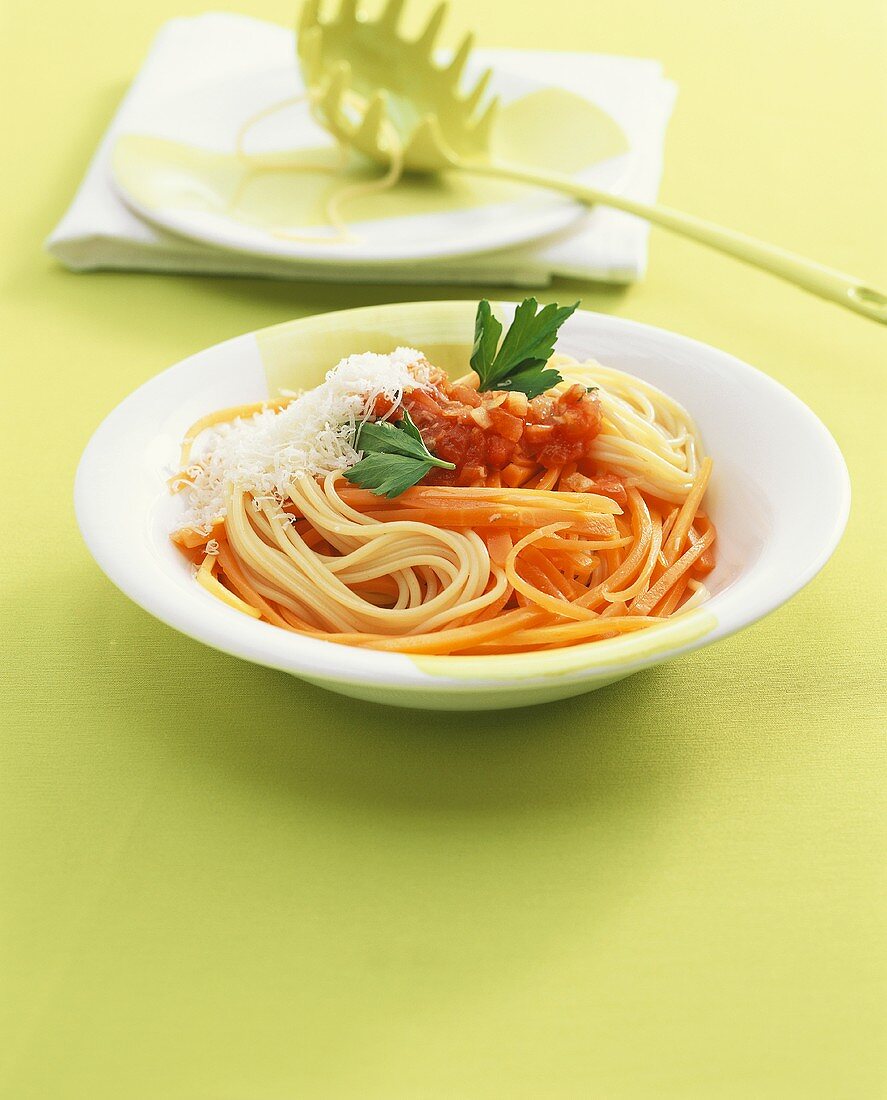 Spaghetti mit Möhren und Tomaten