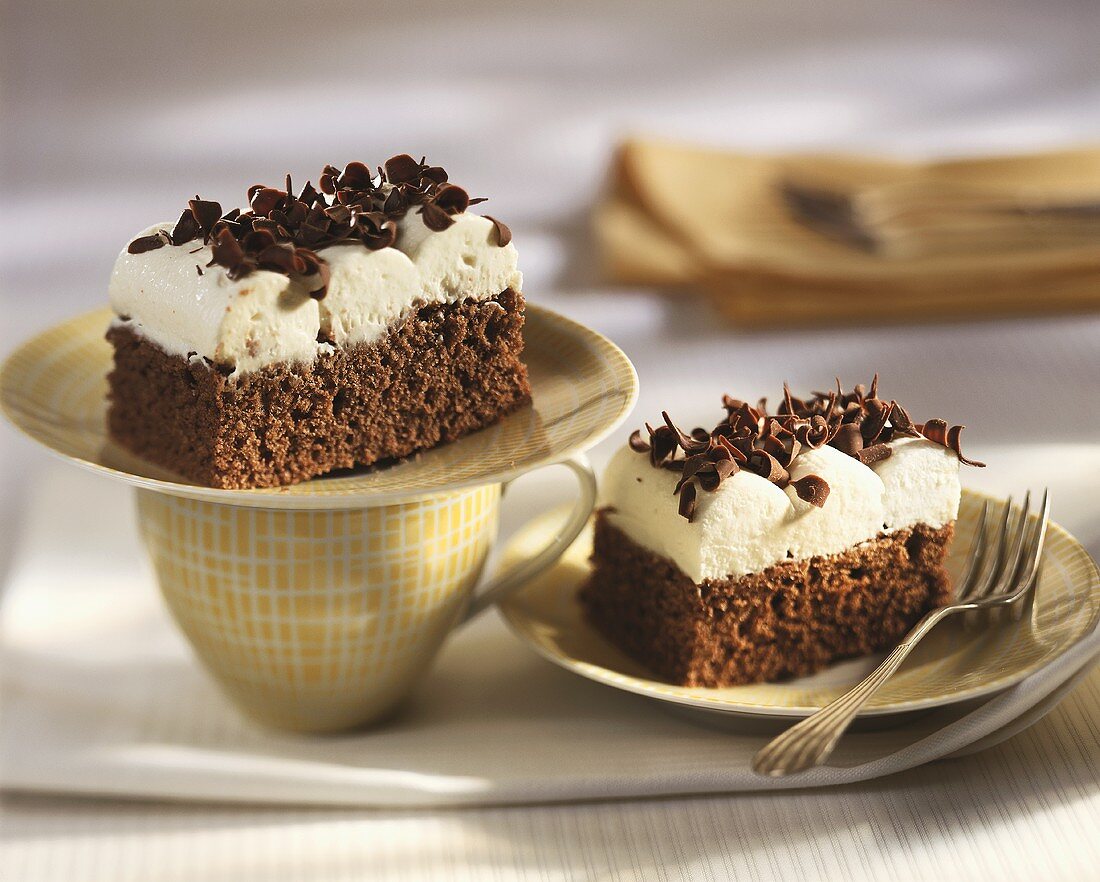 Schokoladen-Amaretto-Kuchen mit Quark und Schokoröllchen