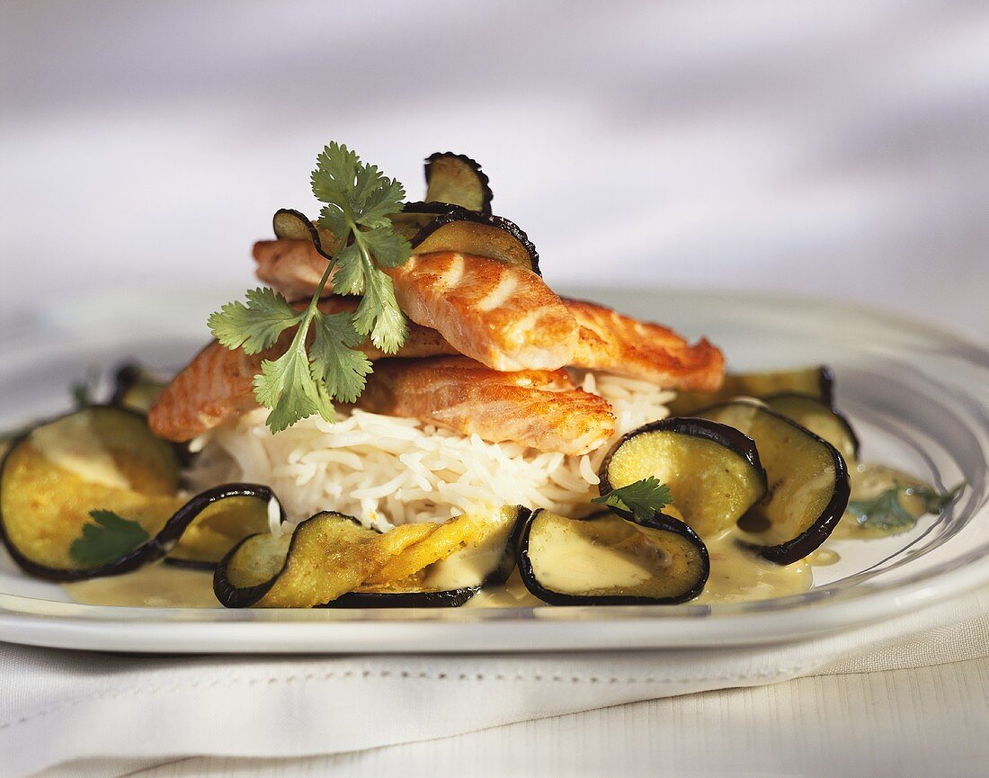 Salmon on rice with deep-fried aubergine and coconut sauce