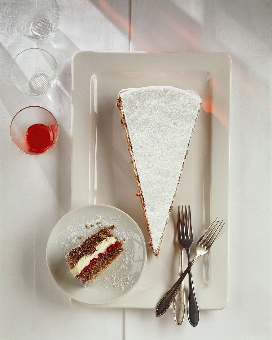 Schwarzbrot-Mohn-Torte mit roten Johannisbeeren