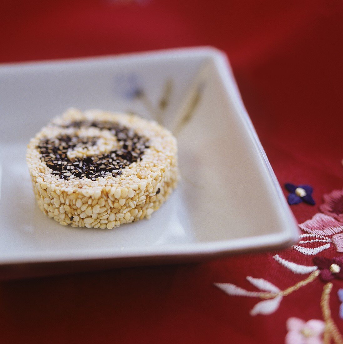Small sesame cakes in square bowl