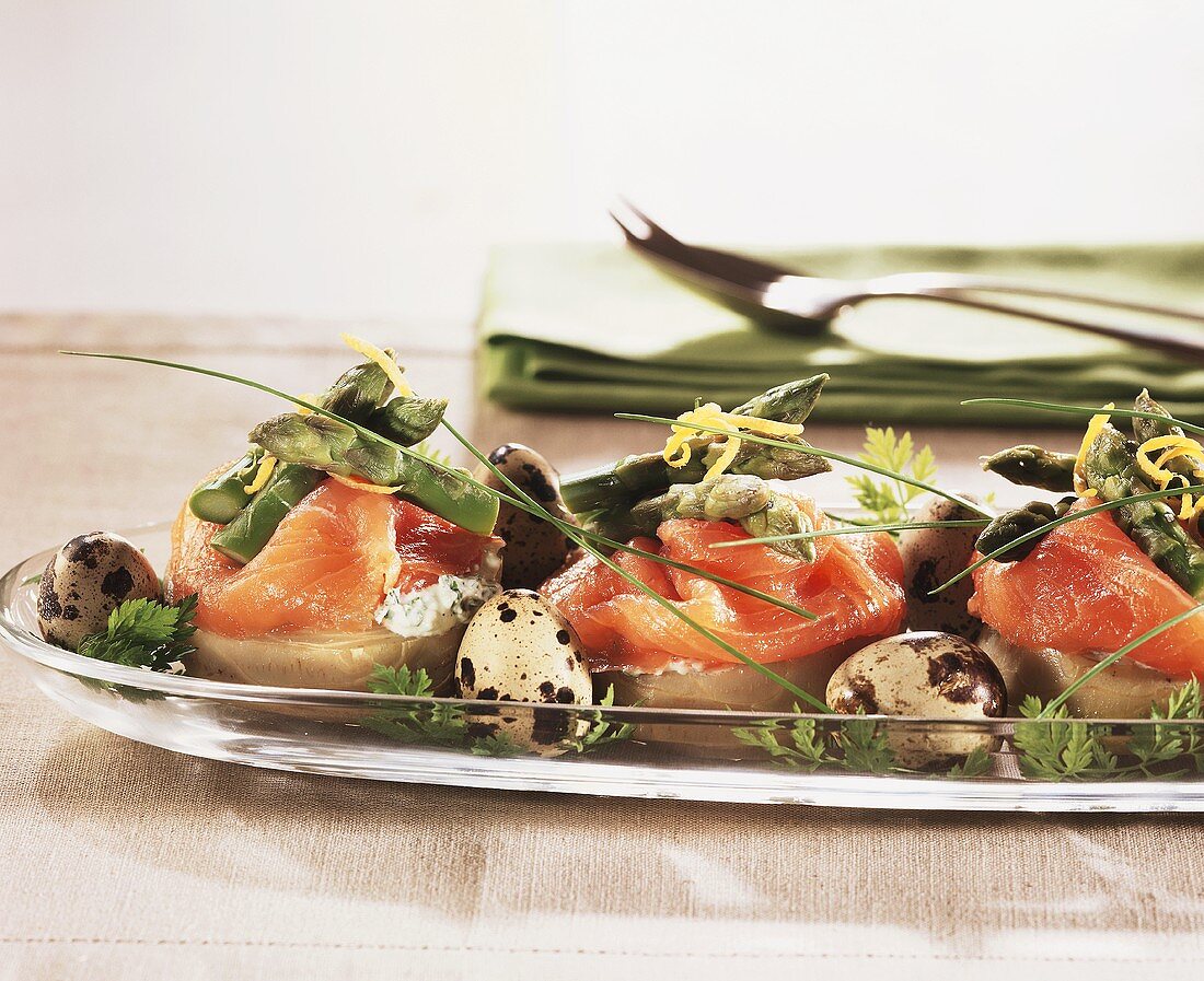 Artichoke bottoms with smoked salmon and green asparagus