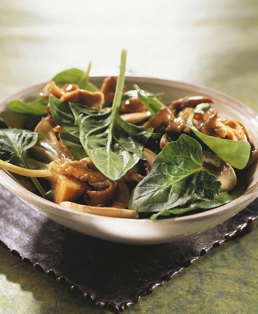 Spinach salad with mushrooms