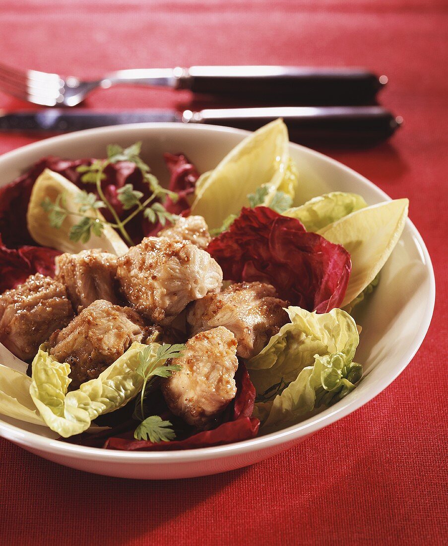 Blattsalat mit gebratenen Haifischfilets