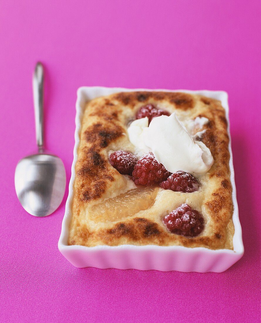 Raspberry and grapefruit gratin with cream