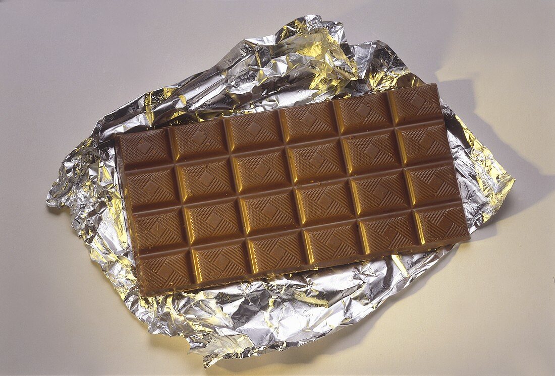 Eine Tafel braune Schokolade