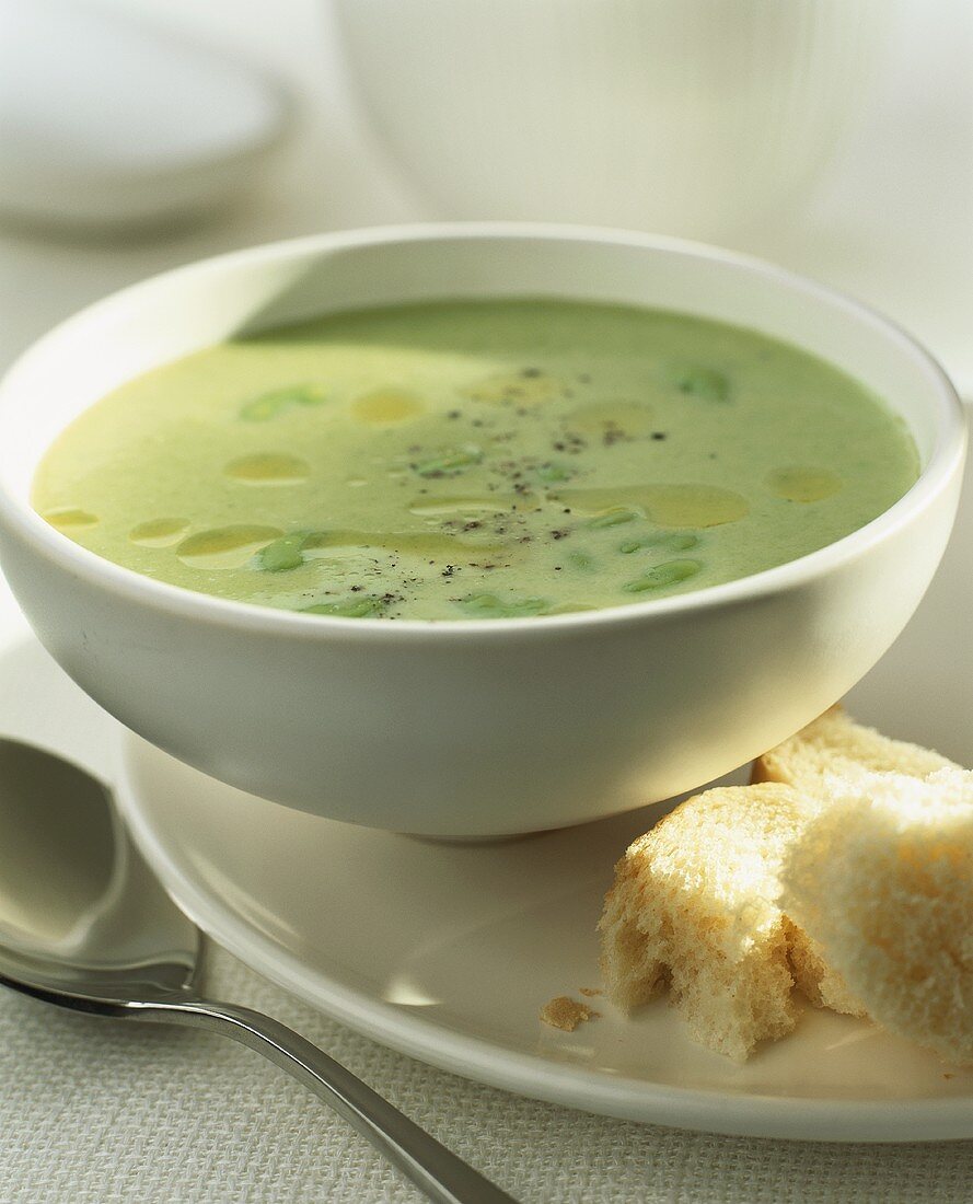 Würzige grüne Bohnensuppe mit Weißbrot