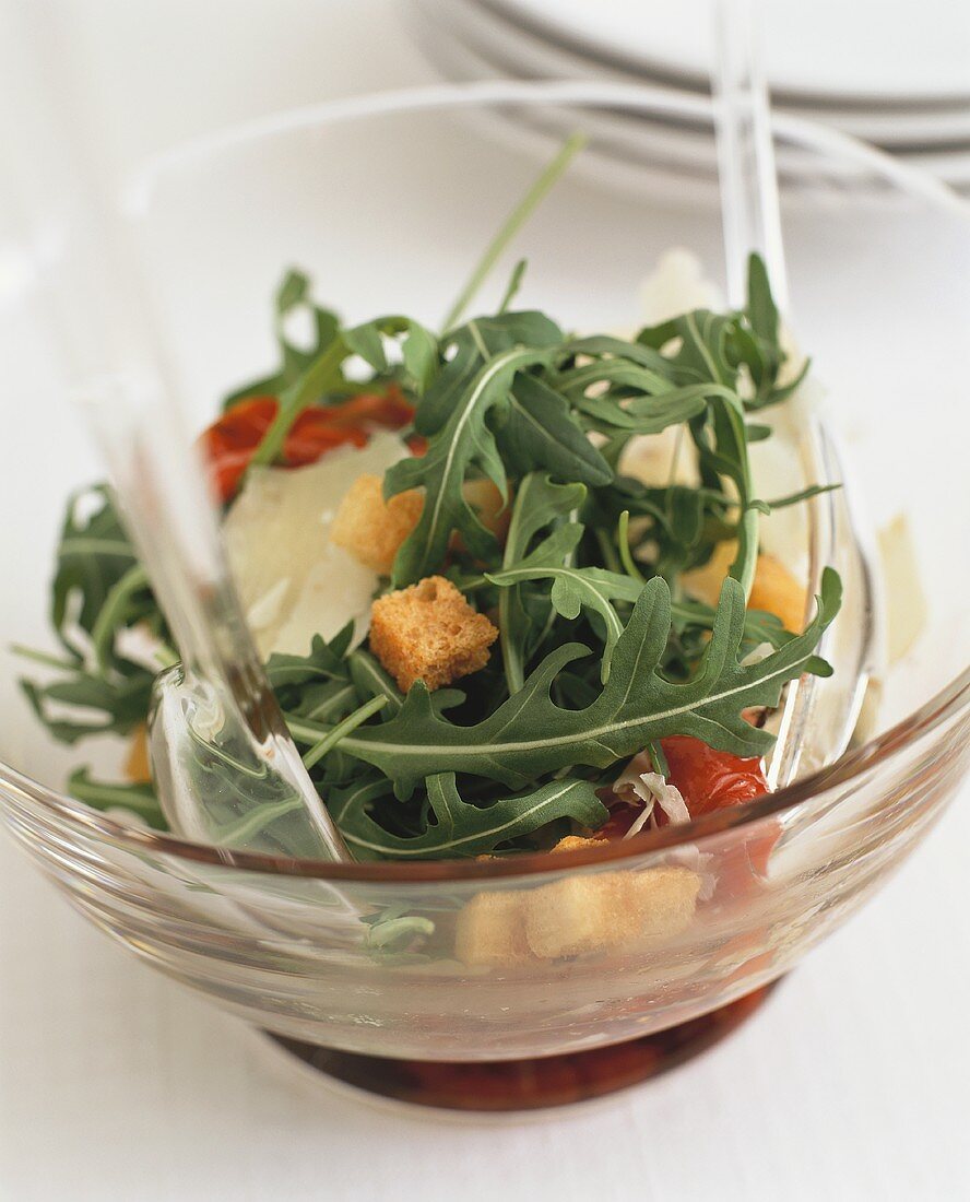 Pepper salad with rocket, croutons and Parmesan