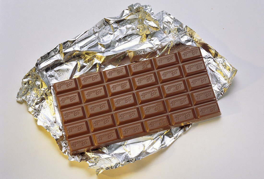 Eine Tafel braune Schokolade von Lindt … – Bilder kaufen – 25987 ❘ StockFood