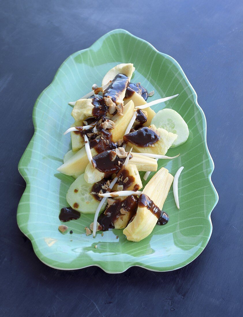 Rojak (Salat mit Gurke, Apfel und Sprossen; Singapur)