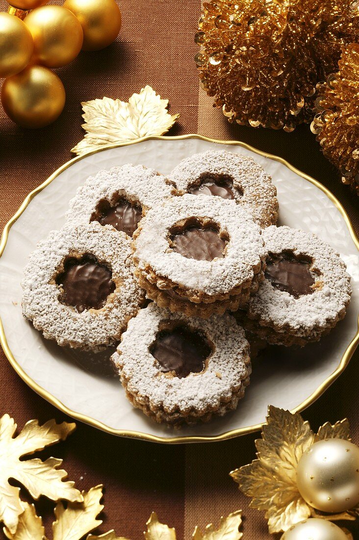 Schokoladenplätzchen mit Puderzucker zu Weihnachten