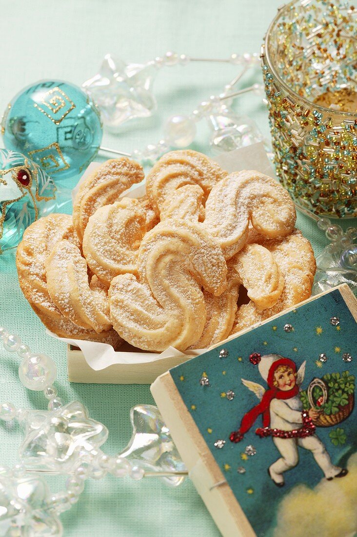 Spritzgebäck in weihnachtlicher Schachtel