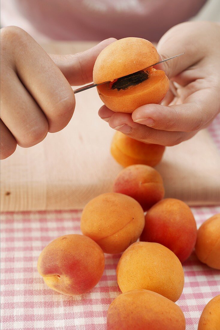 Aprikosen halbieren