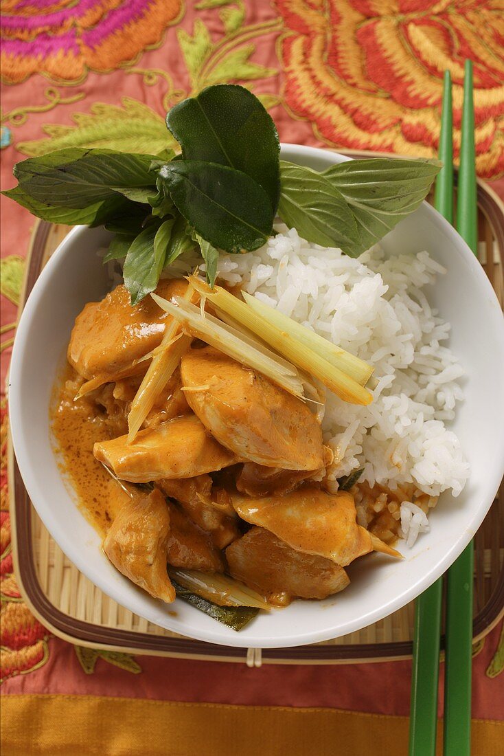 Hähnchencurry mit Reis und Thaibasilikum
