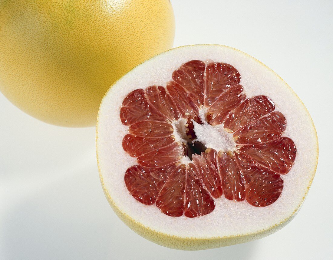 Red pomelo (cross between pomelo and grapefruit)
