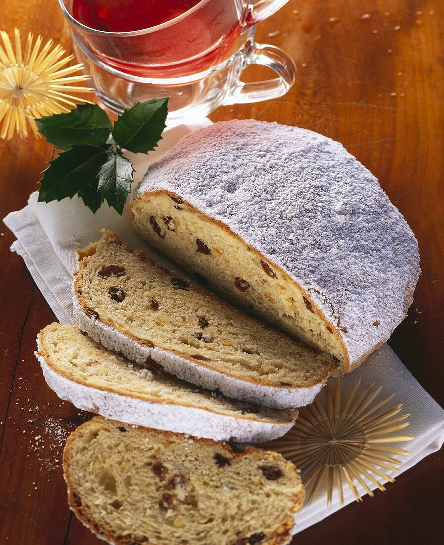 Weihnachtliches Stollenbrot mit Puderzucker