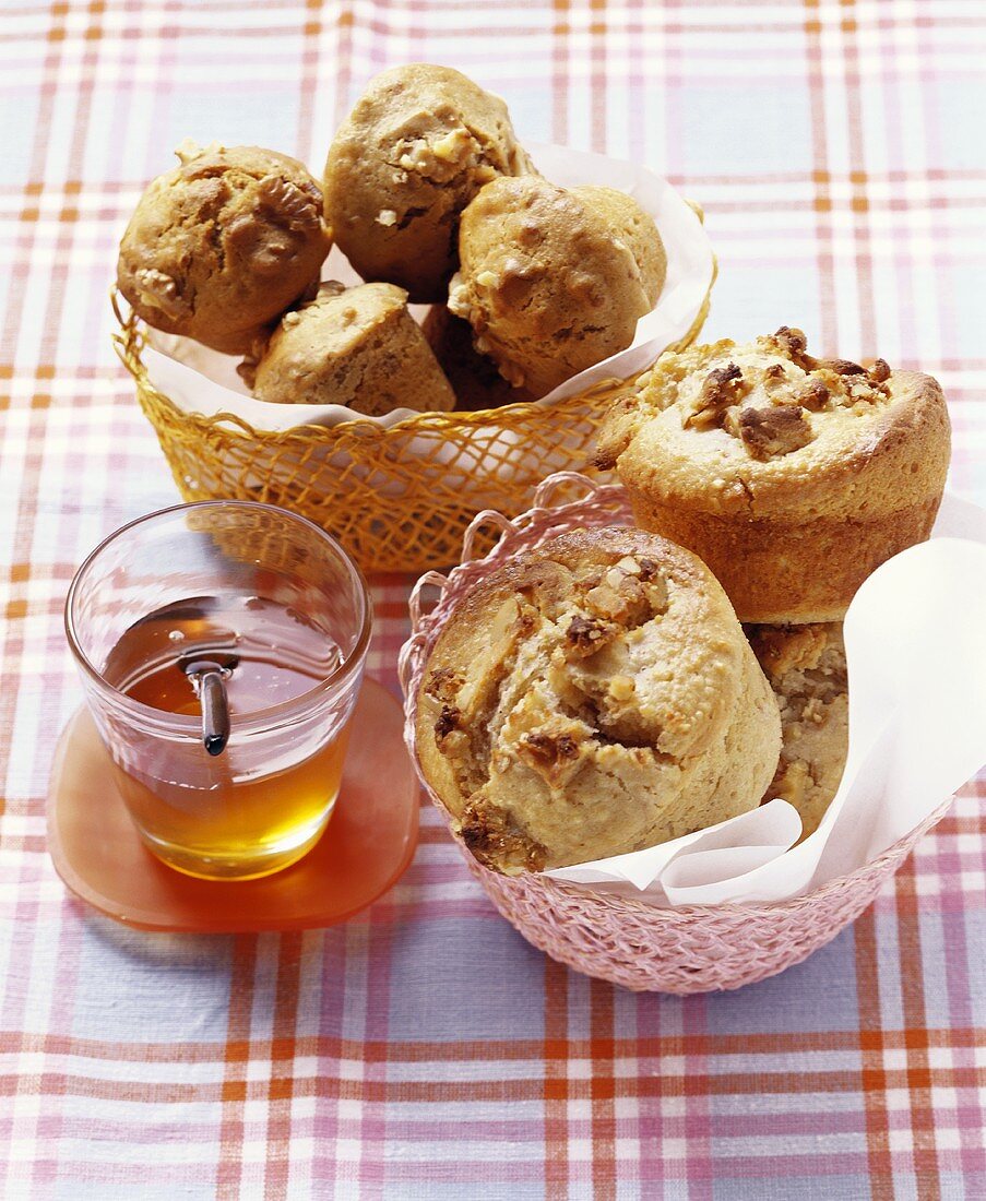 Walnut muffins with honey
