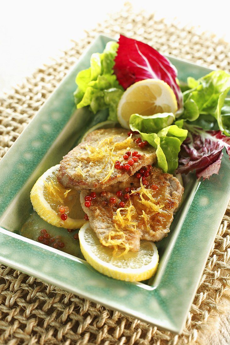 Kalbsschnitzel mit Zitronen und Salat