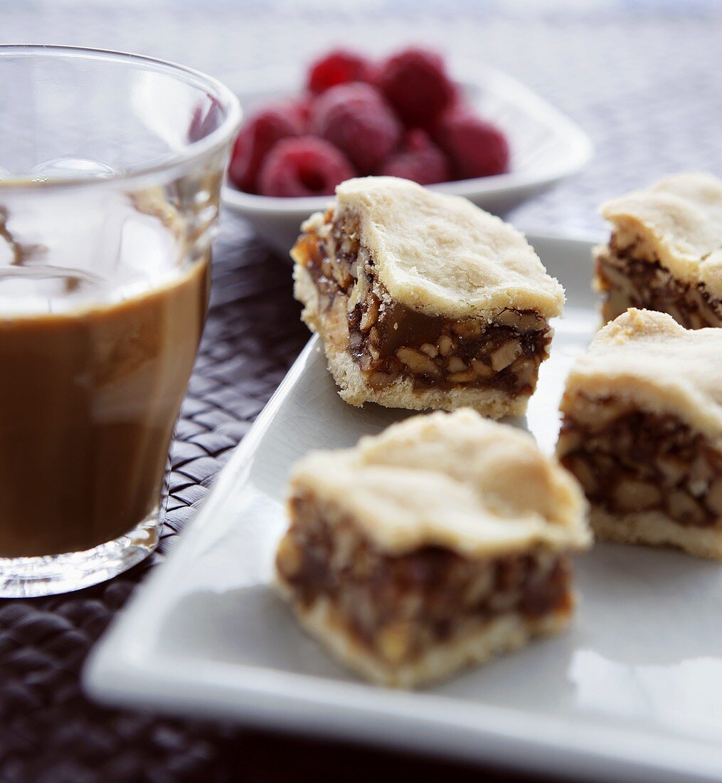 Schokoladen-Nuss-Gebäck, Kaffee und Himbeeren