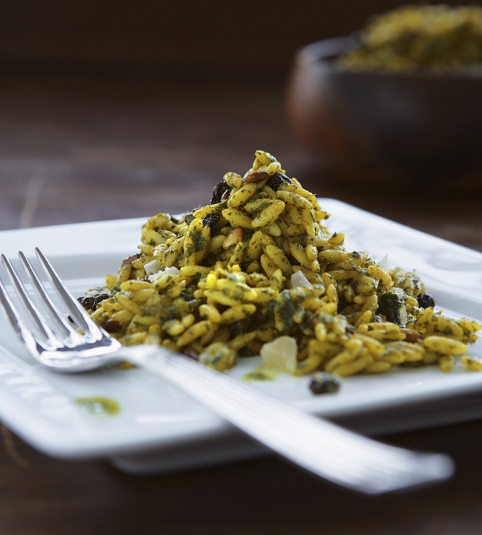 Nudeln mit Pesto, Pinienkernen und Parmesan