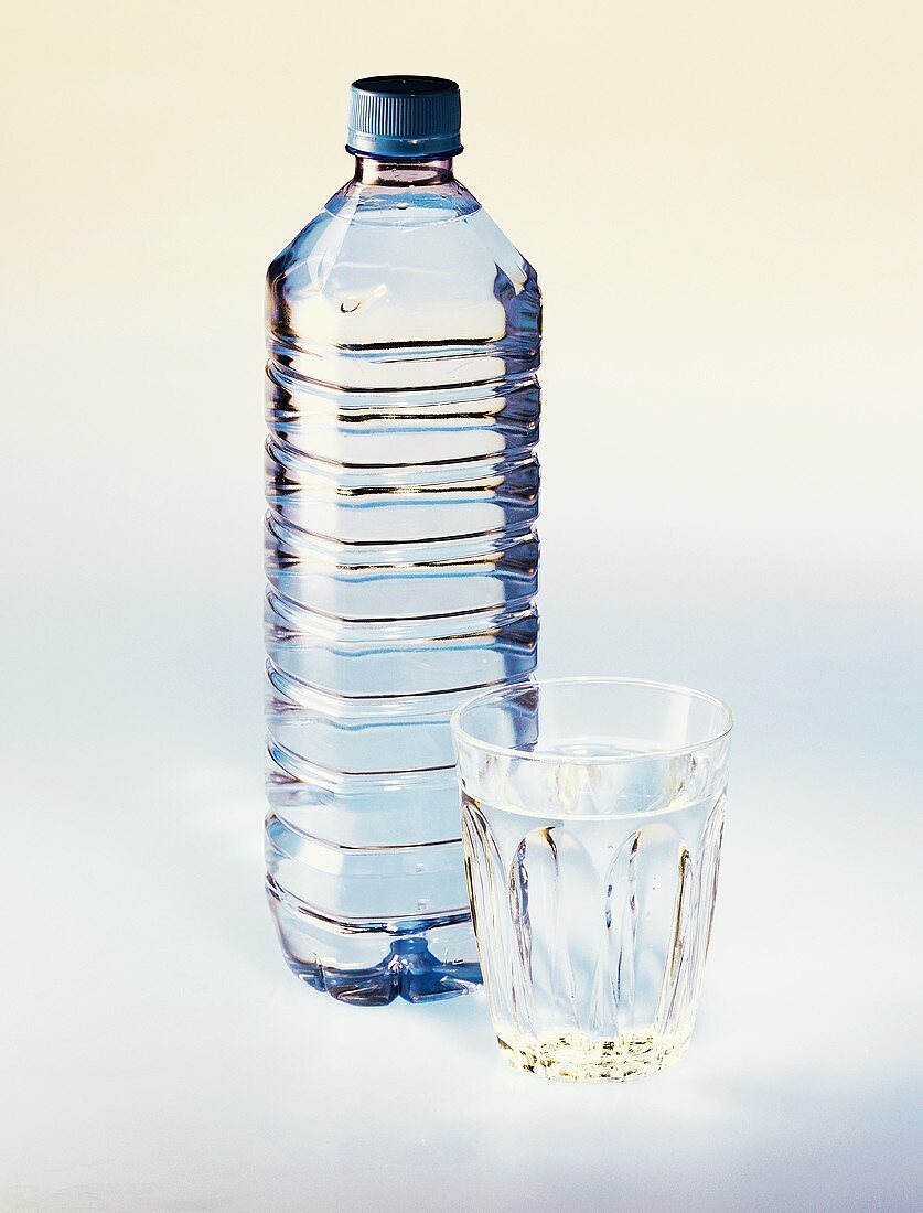 Wasser in Glas und Plastikflasche