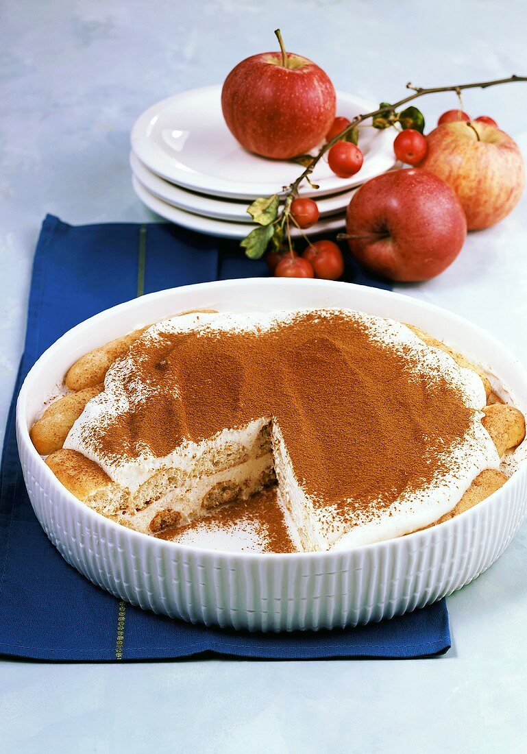 Apfeltiramisu in weisser Schüssel