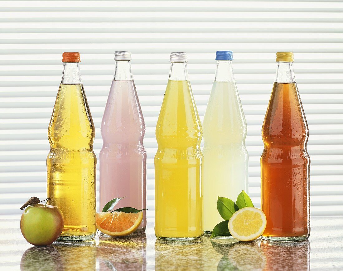 Fünf verschiedene Limonaden in Flaschen