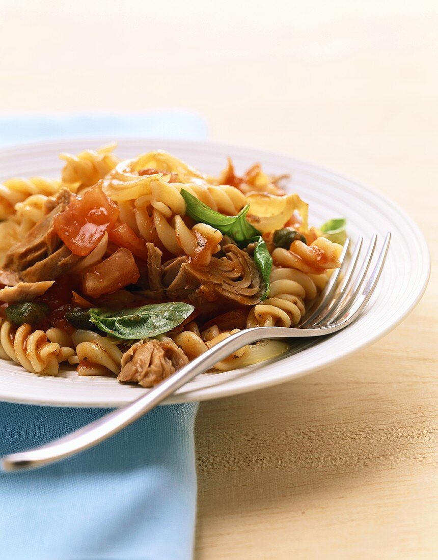 Fusilli with tuna, onions, tomatoes and basil