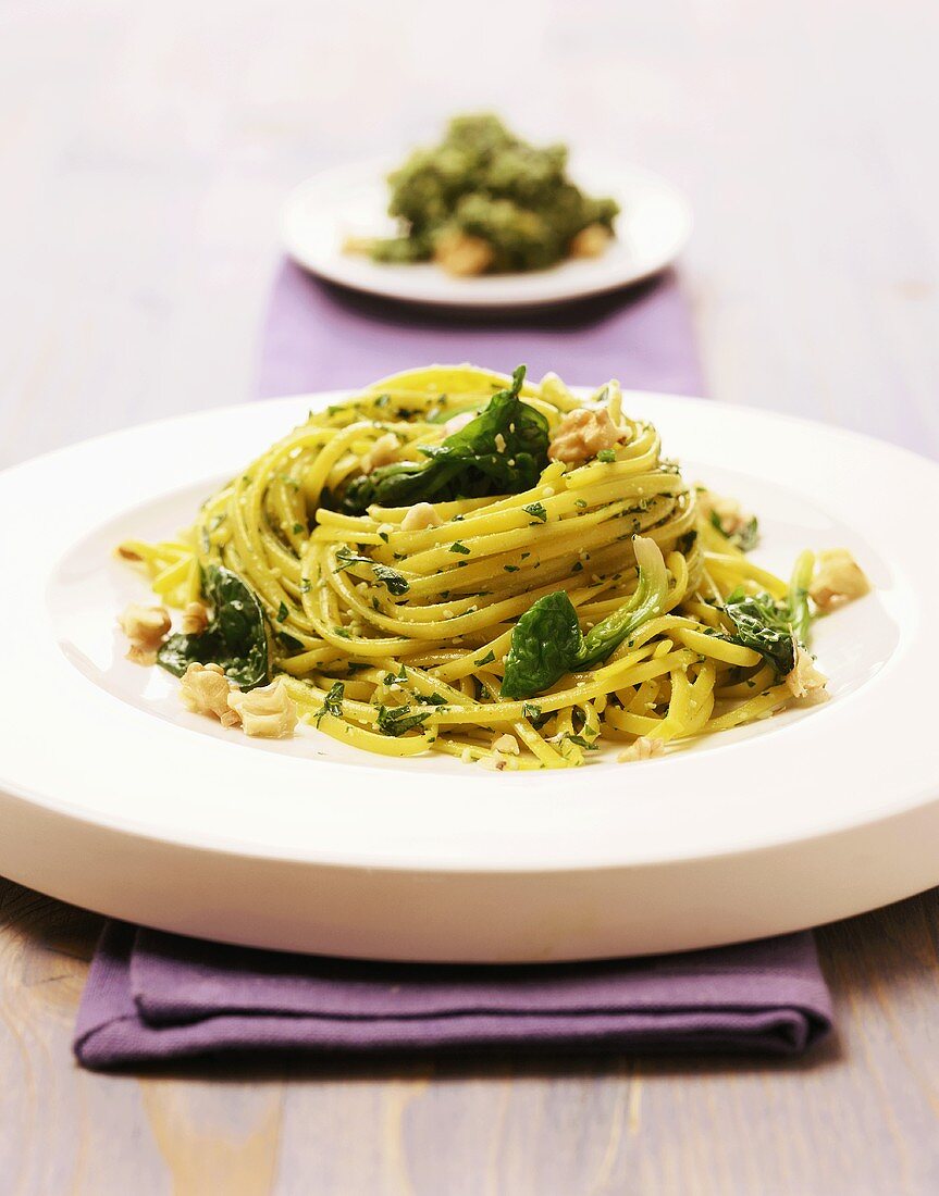 Spaghetti with spinach and walnut pesto