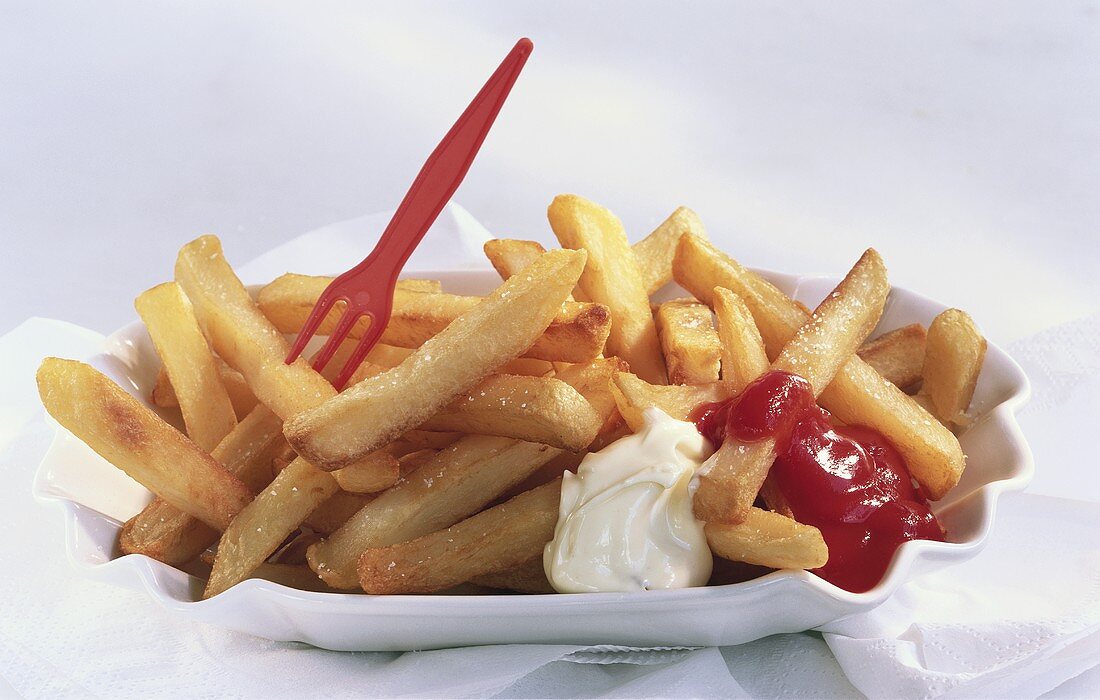 Pommes frites mit Ketchup und Mayonnaise