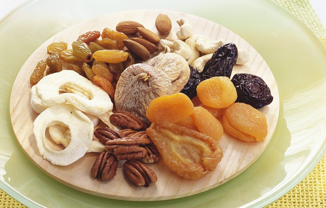 Nüsse und Trockenfrüchte auf Holzteller