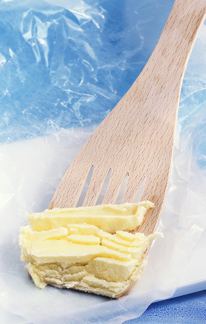 Butterschmalz auf einem Pfannenheber