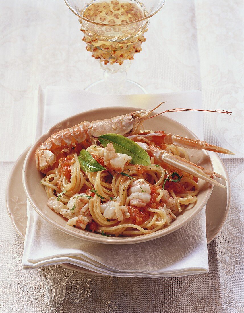 Spaghetti alla Busara (Nudeln mit Scampi & Tomatensauce)