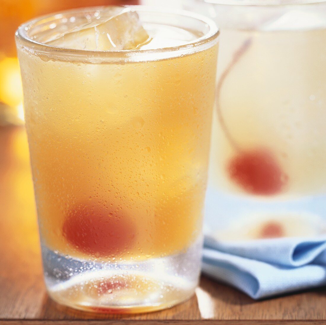 Whiskey Sour mit Cocktailkirsche