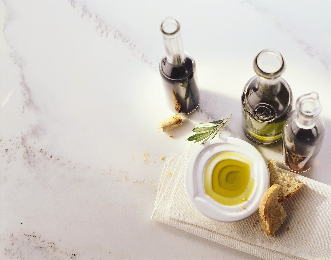 Stillleben mit Olivenöl und Balsamicoessig