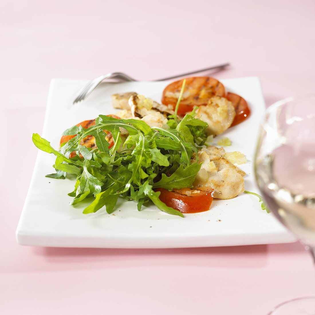 Hähnchenstreifen auf Raukesalat mit gegrillten Tomaten