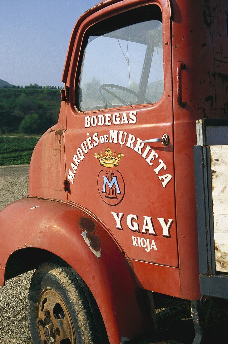 Alter Lastwagen im Weingut Bodega Marques de Murrieta, Rioja