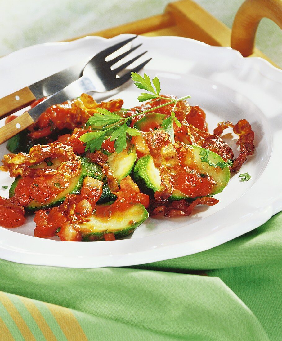 Zucchini mit Speck und Tomatensauce