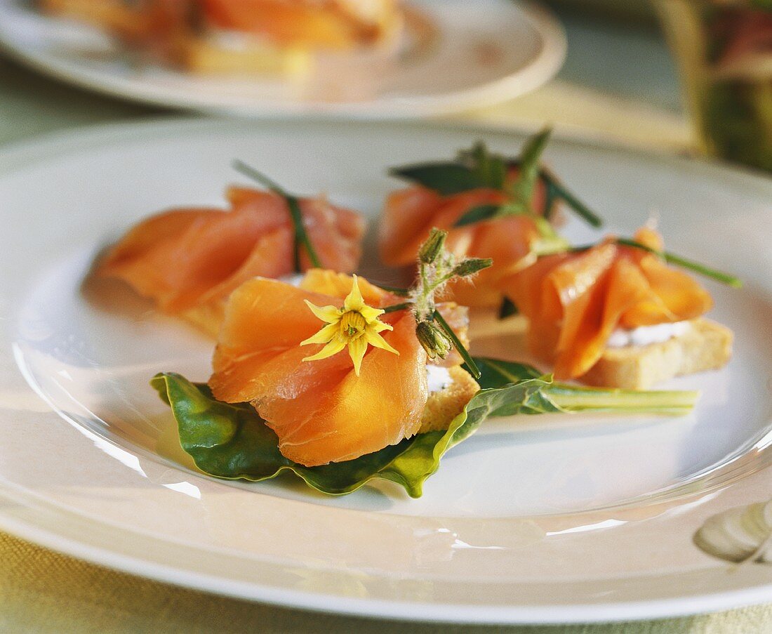 Canapés with smoked salmon and edible flowers
