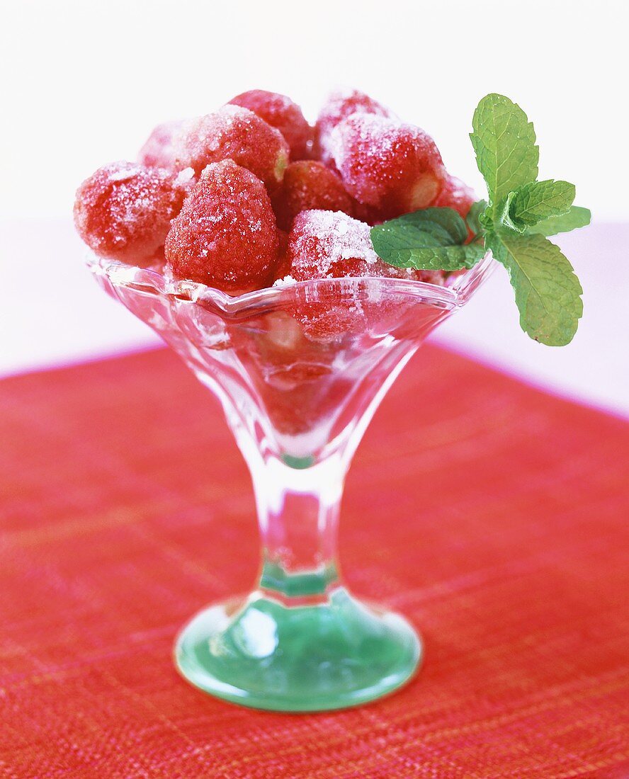 Sugared strawberries with cardamom
