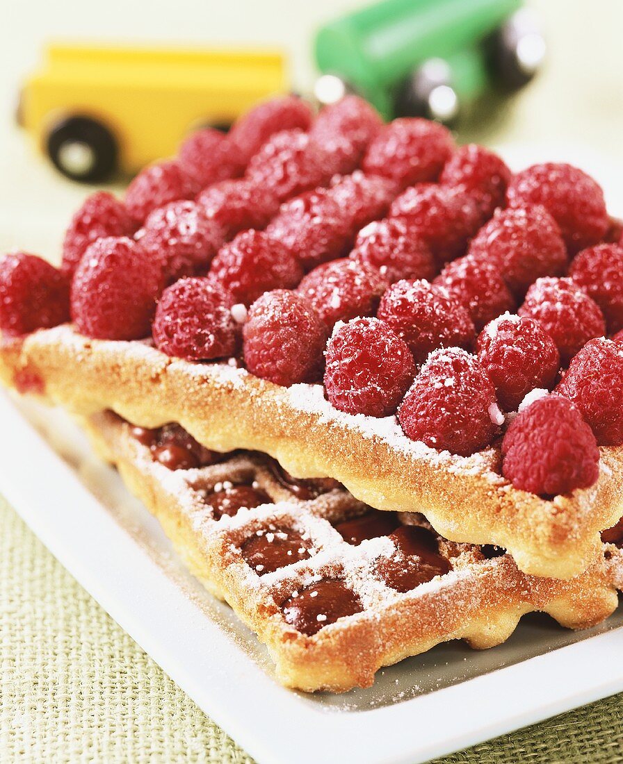 Waffeln mit Schokolade und Himbeeren für Kinder